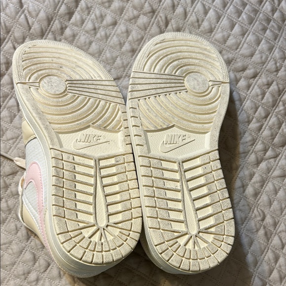 Nike Women's Air Jordan Cream/Pink Sneakers 7.5 - Picture 5 of 8